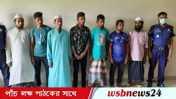 পিলার খুড়তে গিয়ে ধরা খেয়ে ৭ যুবককে আটক