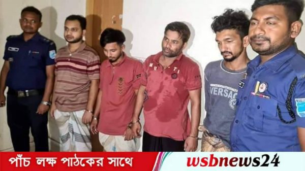 কাভার্ড ভ্যানে ডাকাতি চারজন গ্রেপ্তার