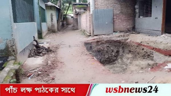 রাস্তা দখল করে সেপ্টিকট্যাঙ্কি নির্মাণের অভিযোগ
