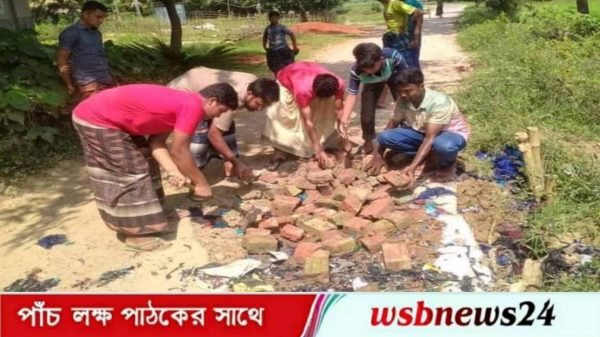 সড়ক সংস্কার করছেন কলেজ পড়ুয়া স্বেচ্ছাসেবক টিম